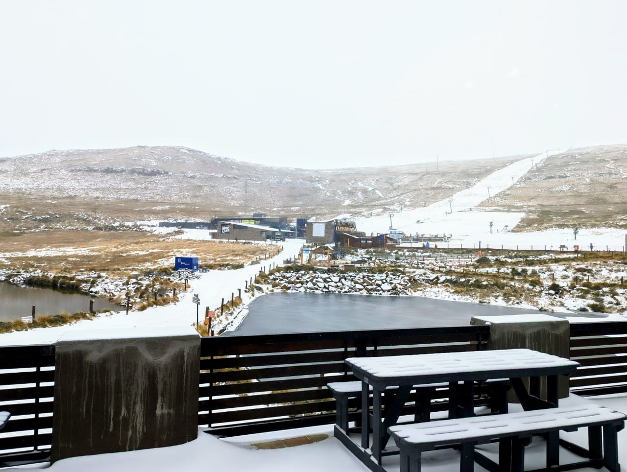 Afrikiski. A pályák előkészítve, de üresek. Aznap hóvihar miatt a síterep megközelítheten volt.