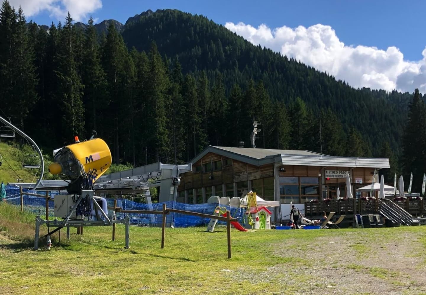 Hóágyú a vendéglő előtt (Ristoro Pasò Aprica Palabione )