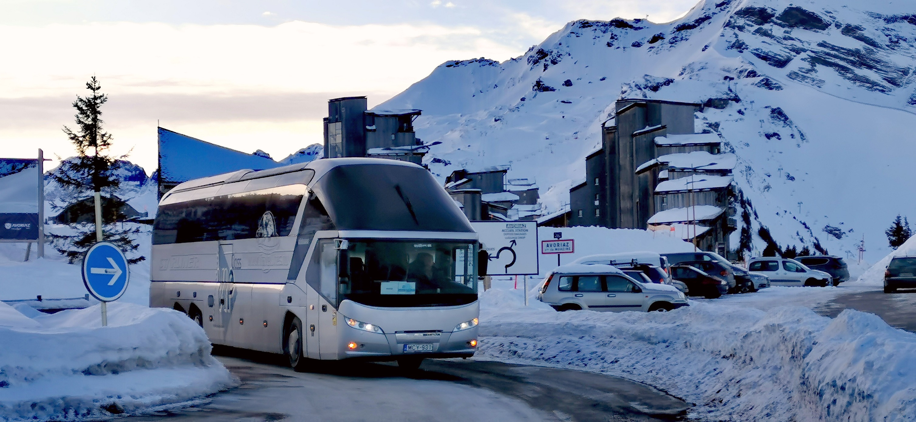 A repülőtérről kényelmes transzferbuszok szállítják az utasokat a síterepre