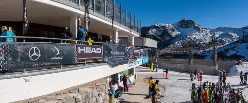 A Tuxer Fernerhaus terasza: ingyenes HEAD sí- és snowboard teszt