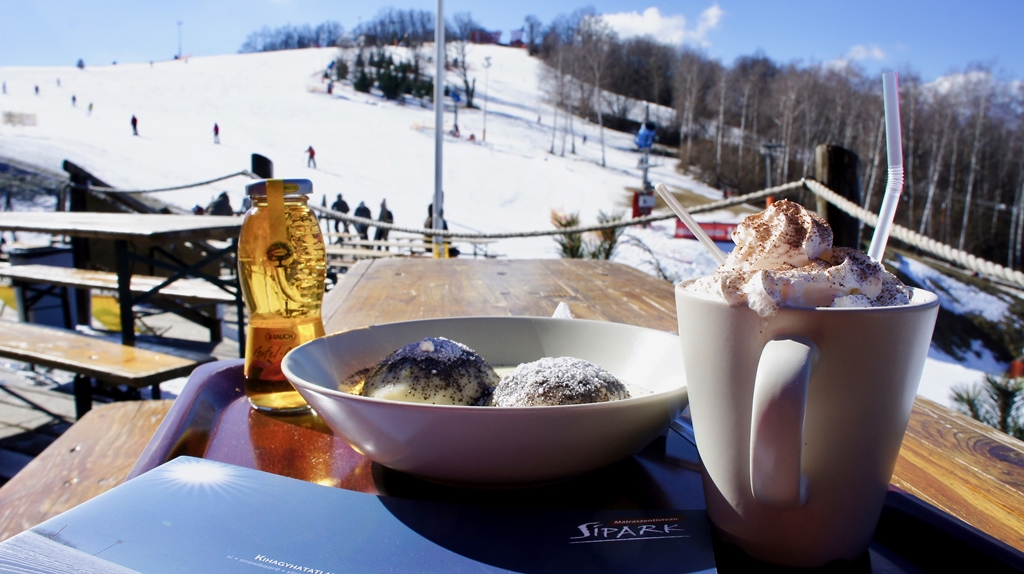 Kilátás a sípályára Hóhatár hütte teraszáról | Kép: Mátraszentistváni Sípark