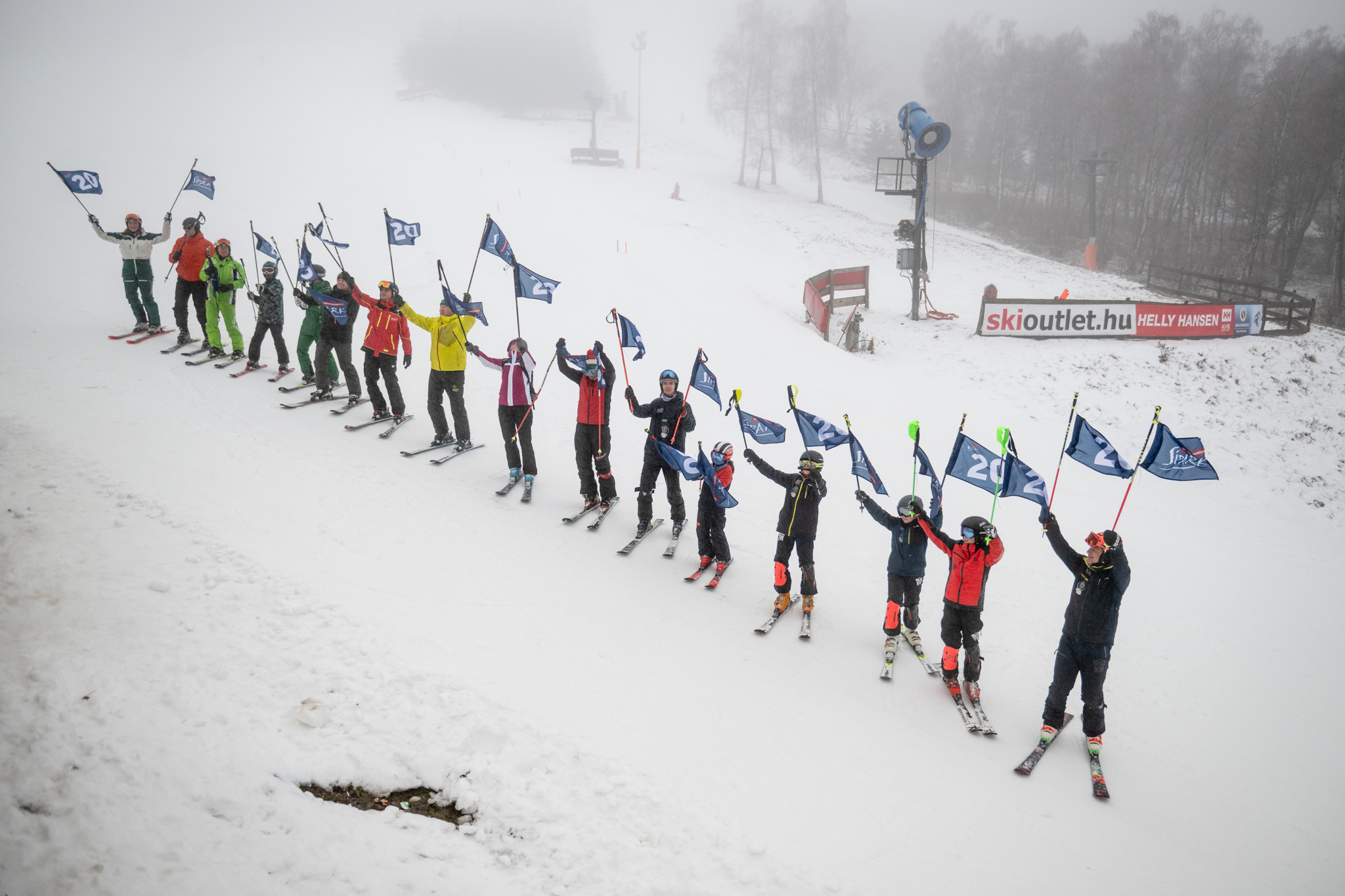 Zászlós csúszás a 20. születésnapon | Kép:  Mátraszentistván Sípark