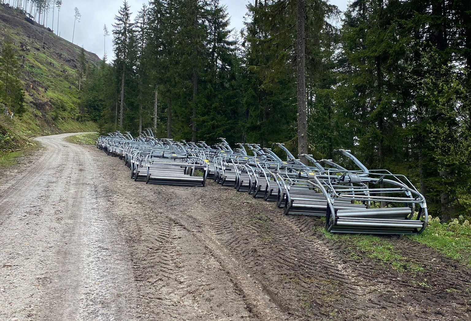 A régi lift székeit már leszerelték