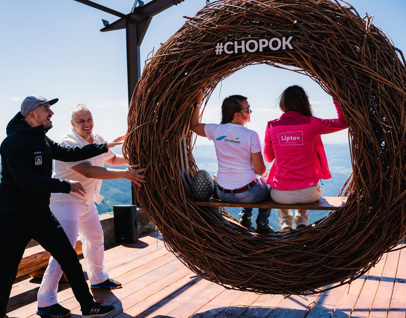 Madárfészek hinta kilátással