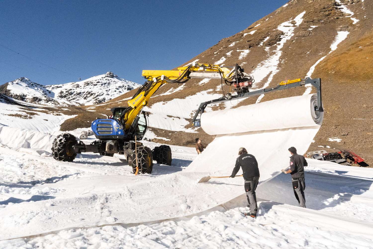 A hó kicsomagolása gépekkel (Kép: Mürren - Schilthorn)