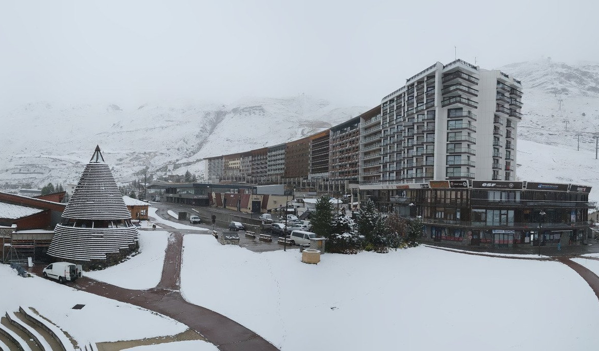 Az ismertebb síterepeken is havazott. Pl. Tignes webkamera