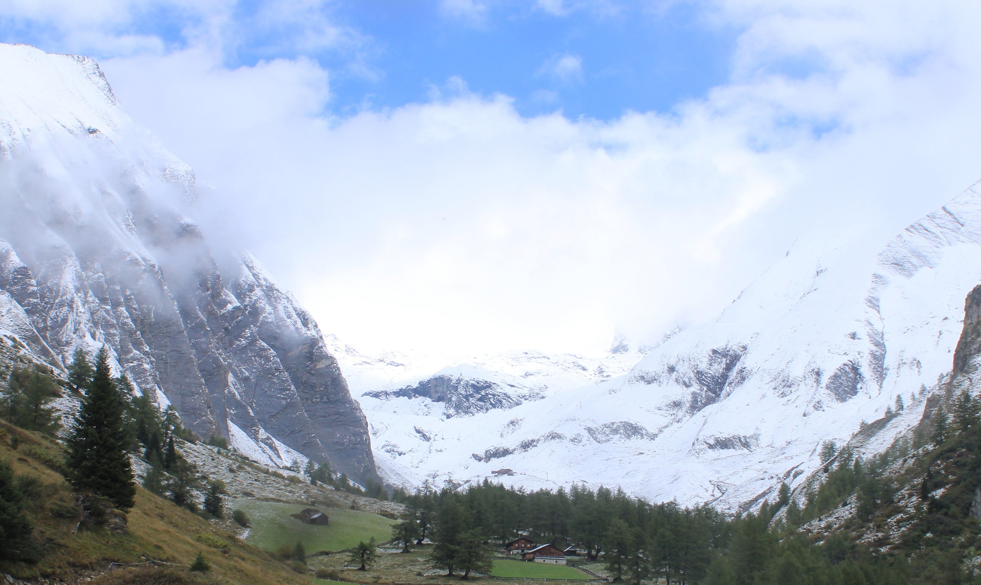 Tél és ősz találkozása a kelet-tiroli Kals völgyében, a felhők takarásában a Grossglockner (3798) déli oldala. Fotó: Lucknerhaus