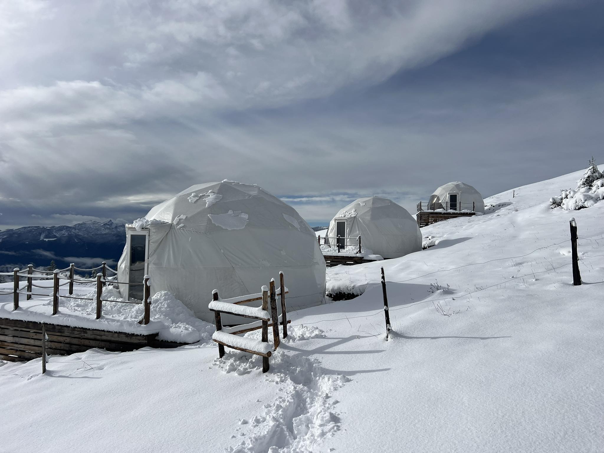 Az év elején adták át a jurtaszállásokat, amelyeket már most októberben hó borított. Ez még márciusi kép a síterep oldaláról.