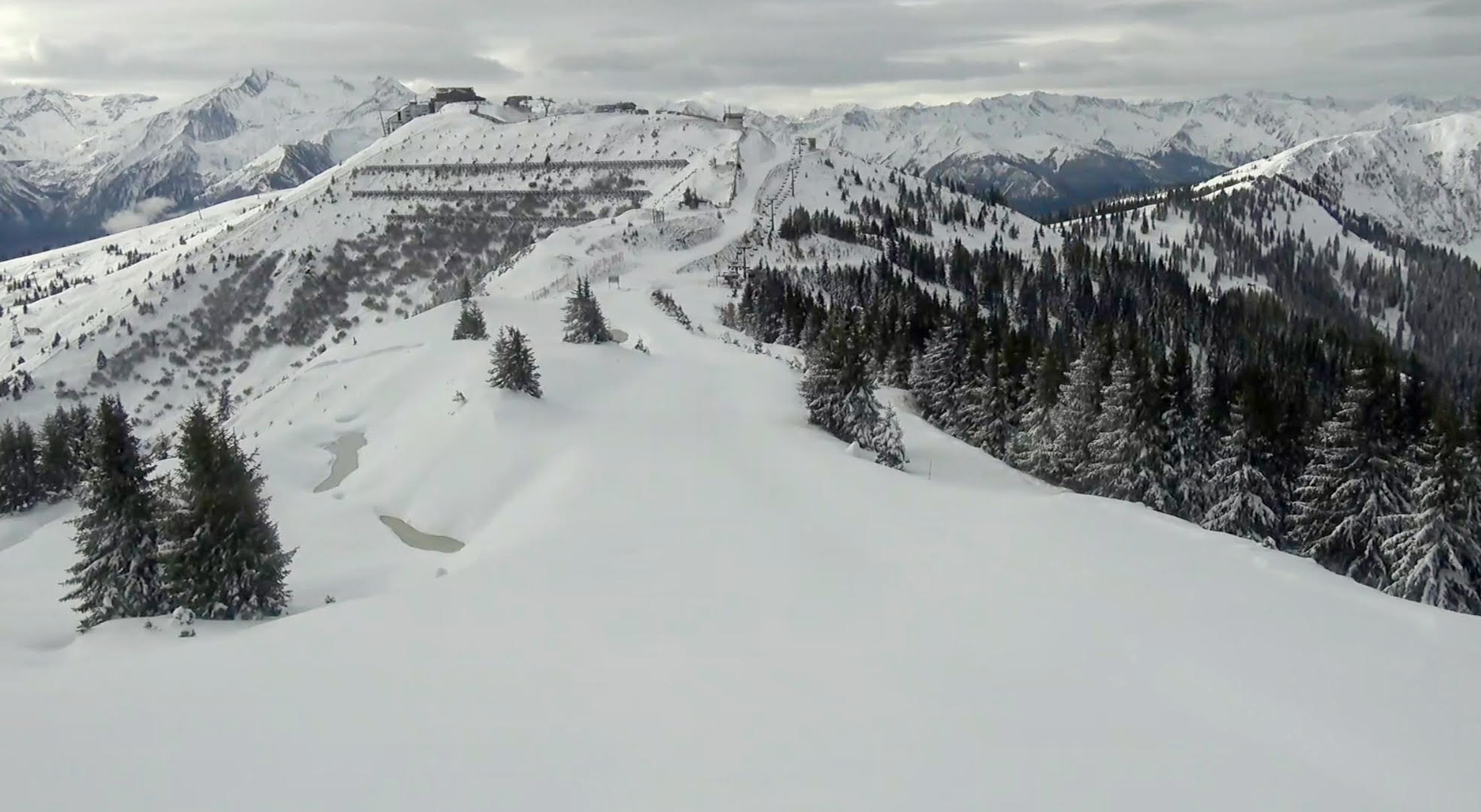 Zell am See kedd délelőtt, a háttérben balra Kaprun gleccsere - Fotó: feratel