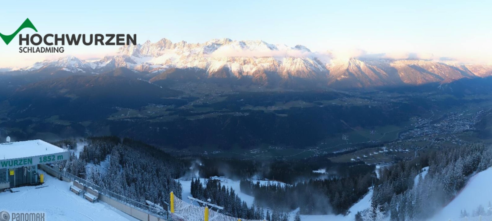 Schladming síhegyein a középállomástól lefele is próbálkoznak a hóágyúzással, így Rohrmoos II hatüléses pályáin - Fotó: panomax