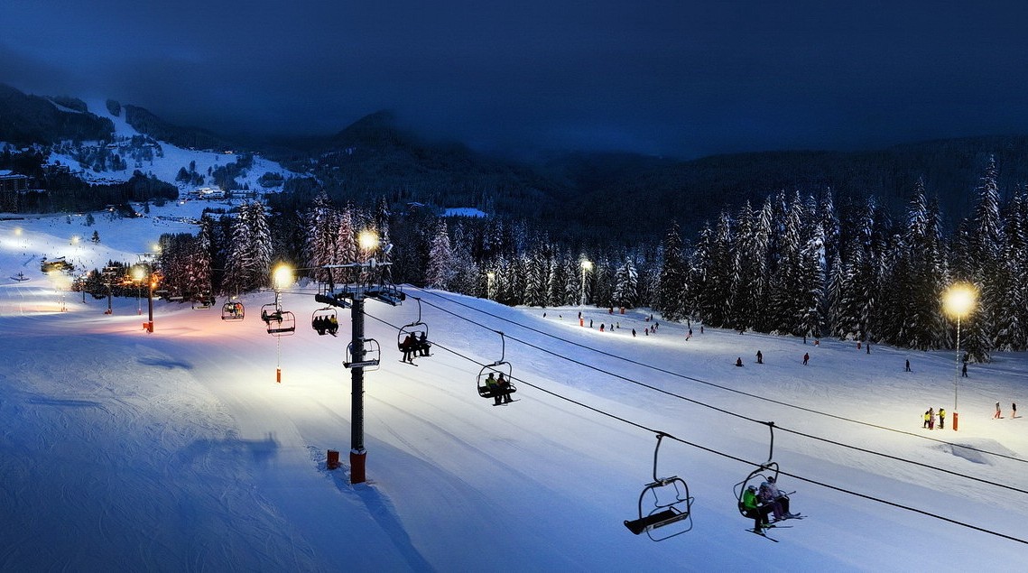 Az esti síelésnek különleges hangulata van Donovalyban
