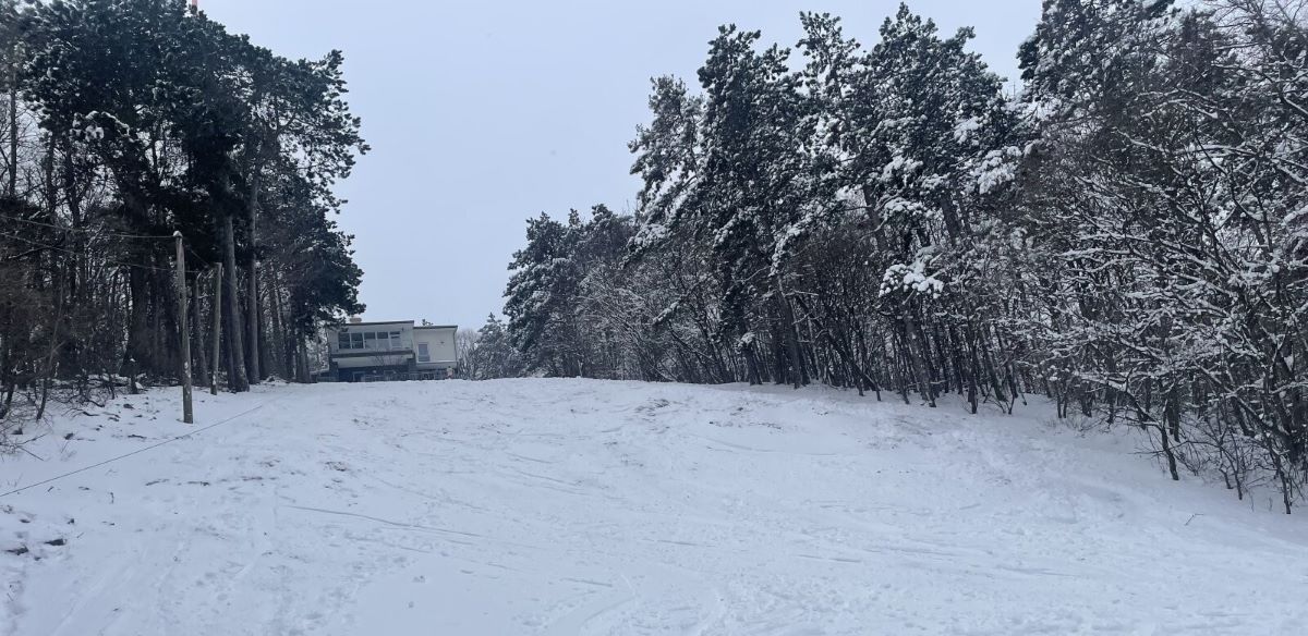 Balra a régi, drótköteles felvonó | Fotó: Sudár András 2026.01.07.