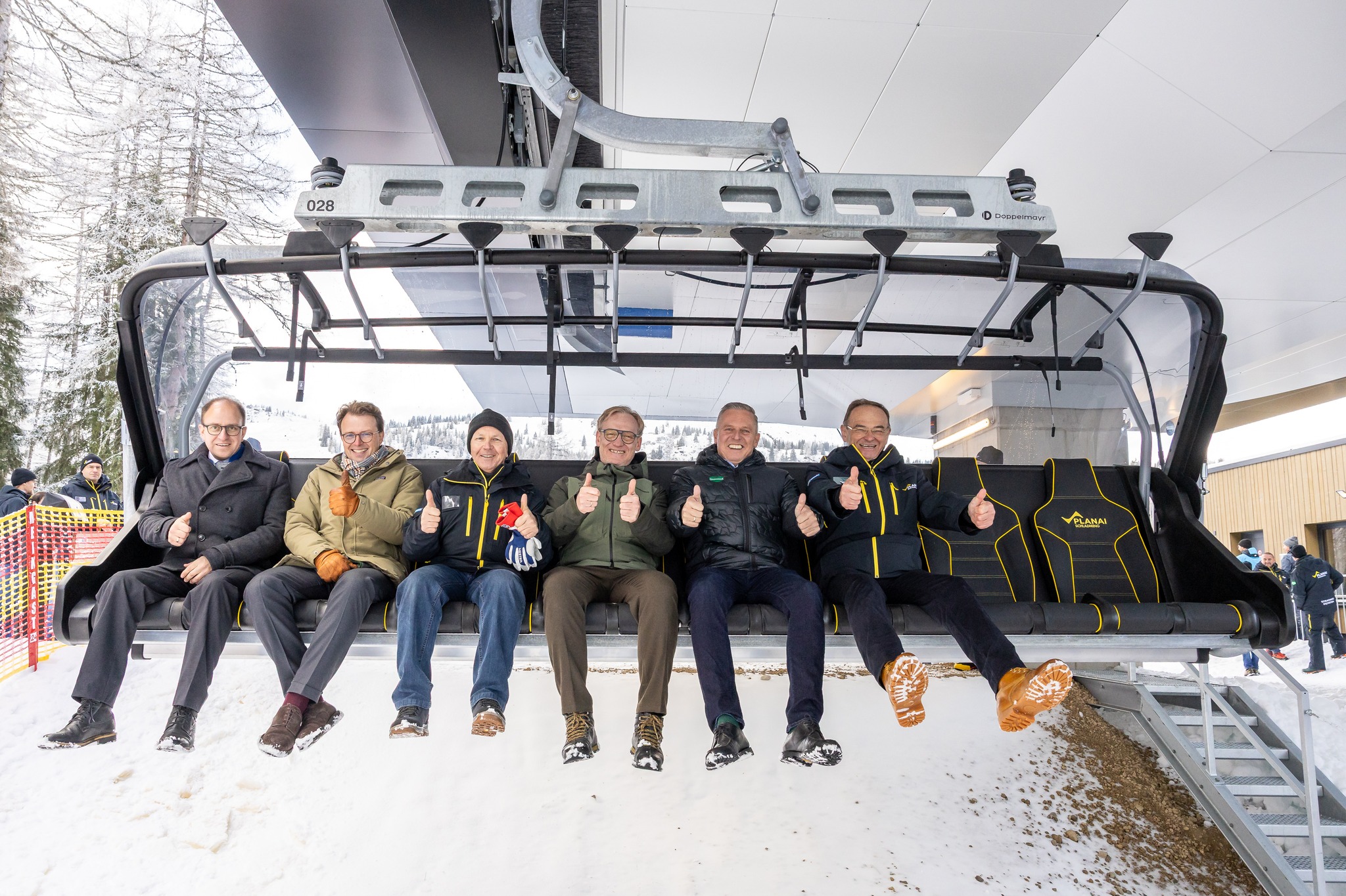 Az új lift átadásán 2025 decemberében, a kép jobb szélén / Kép: Planai - Schladming