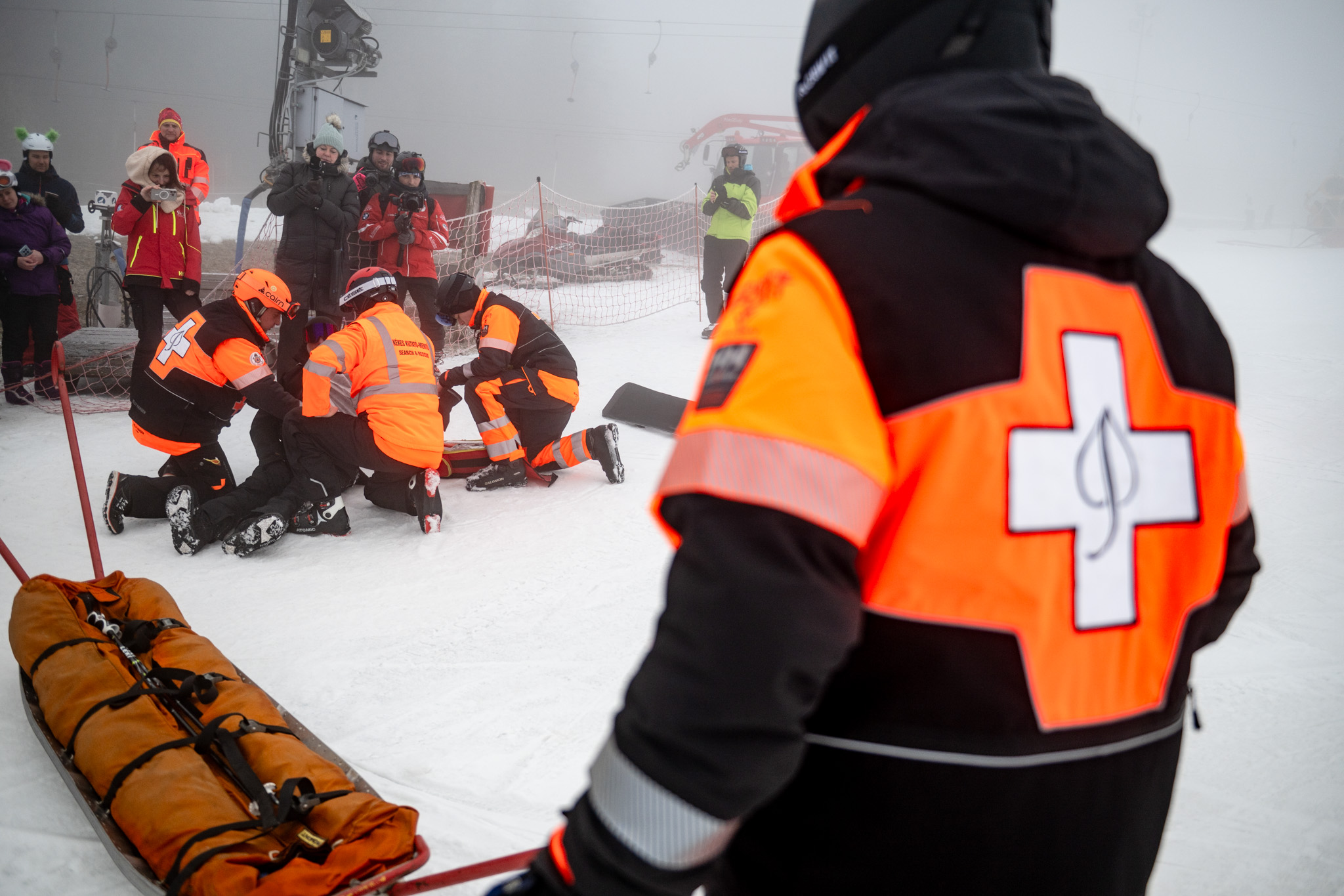 A Kékes Kutató-Mentő csapat bemutatta, hogyan zajlik egy mentés a sípályán