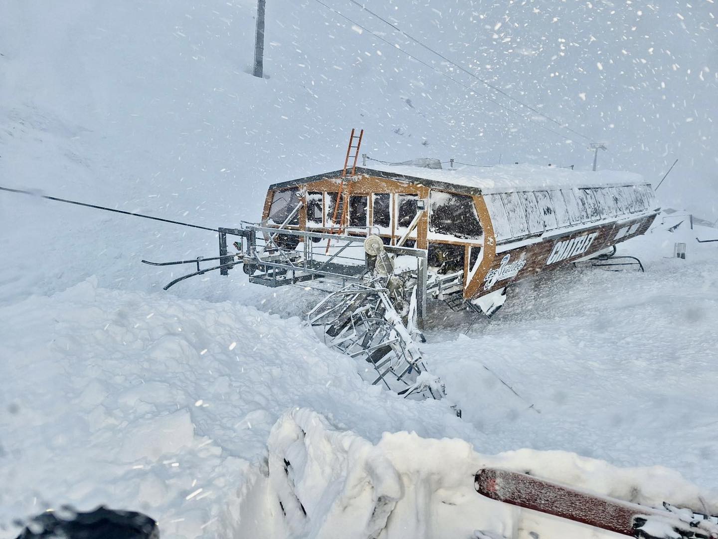 La Tania. Robbantással idéztek elő mesterséges lavinát. Ezt művelte a sífelvonóval...