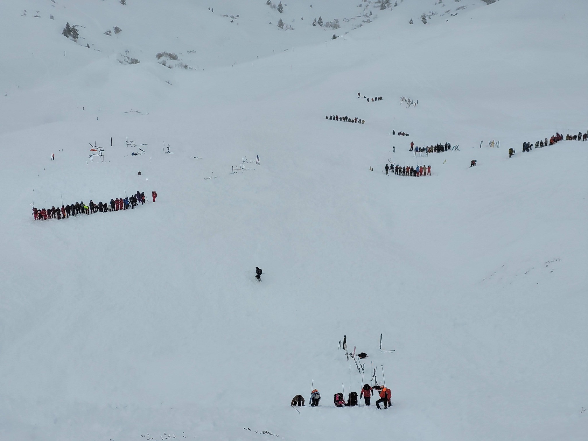 Kappl, tegnap. 52 önkéntes, 4 helikopterrel és kutyákkal bevetésen.12 embert sodort el a lavina. Hatot részben, hármat teljesen betemetett a hóomlás.   / Kép: Bergrettung See