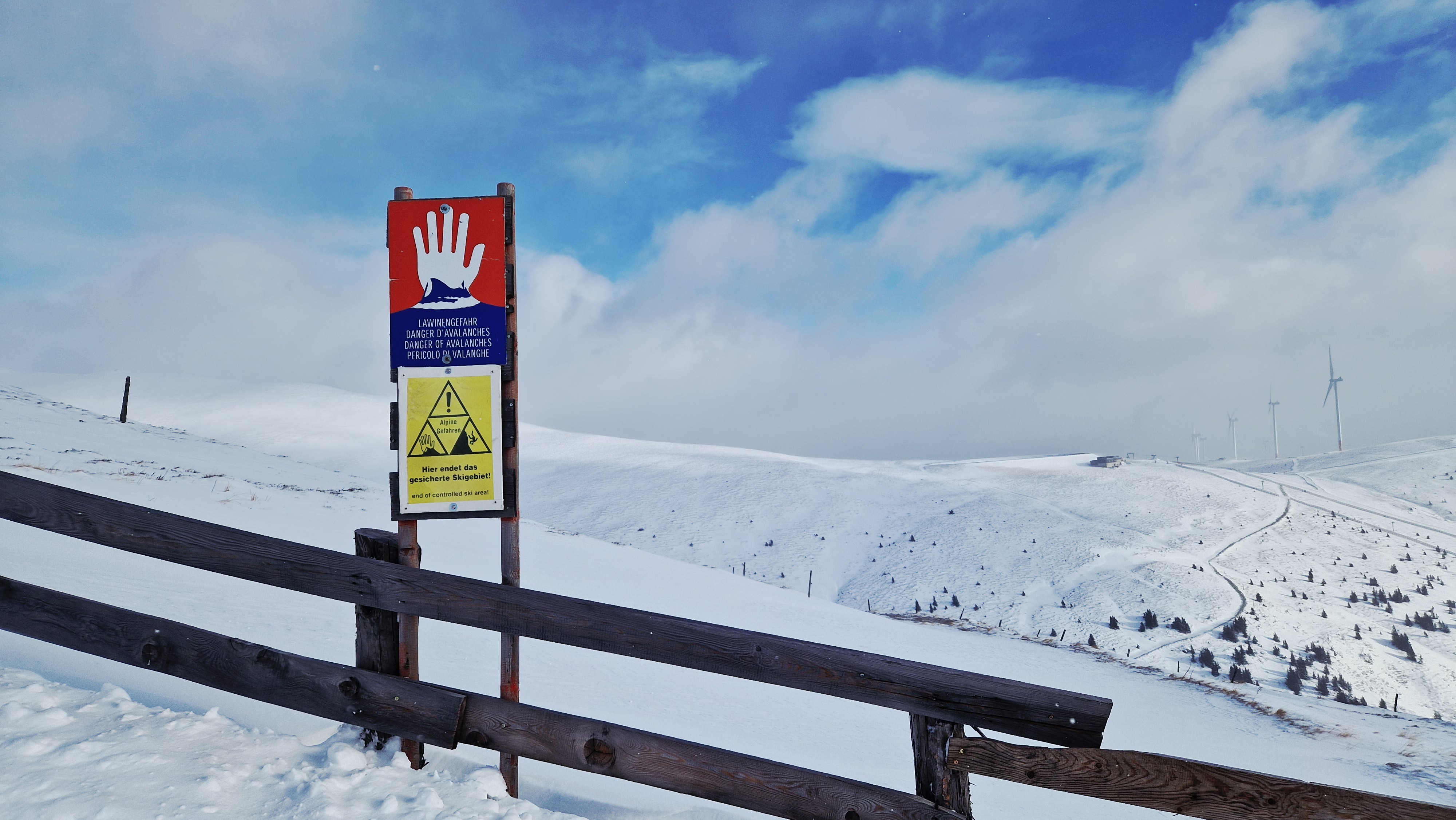 Pályán kívüli lavinaveszélyt jelző tábla Lachtalban | Fotó: sielok.hu 2026