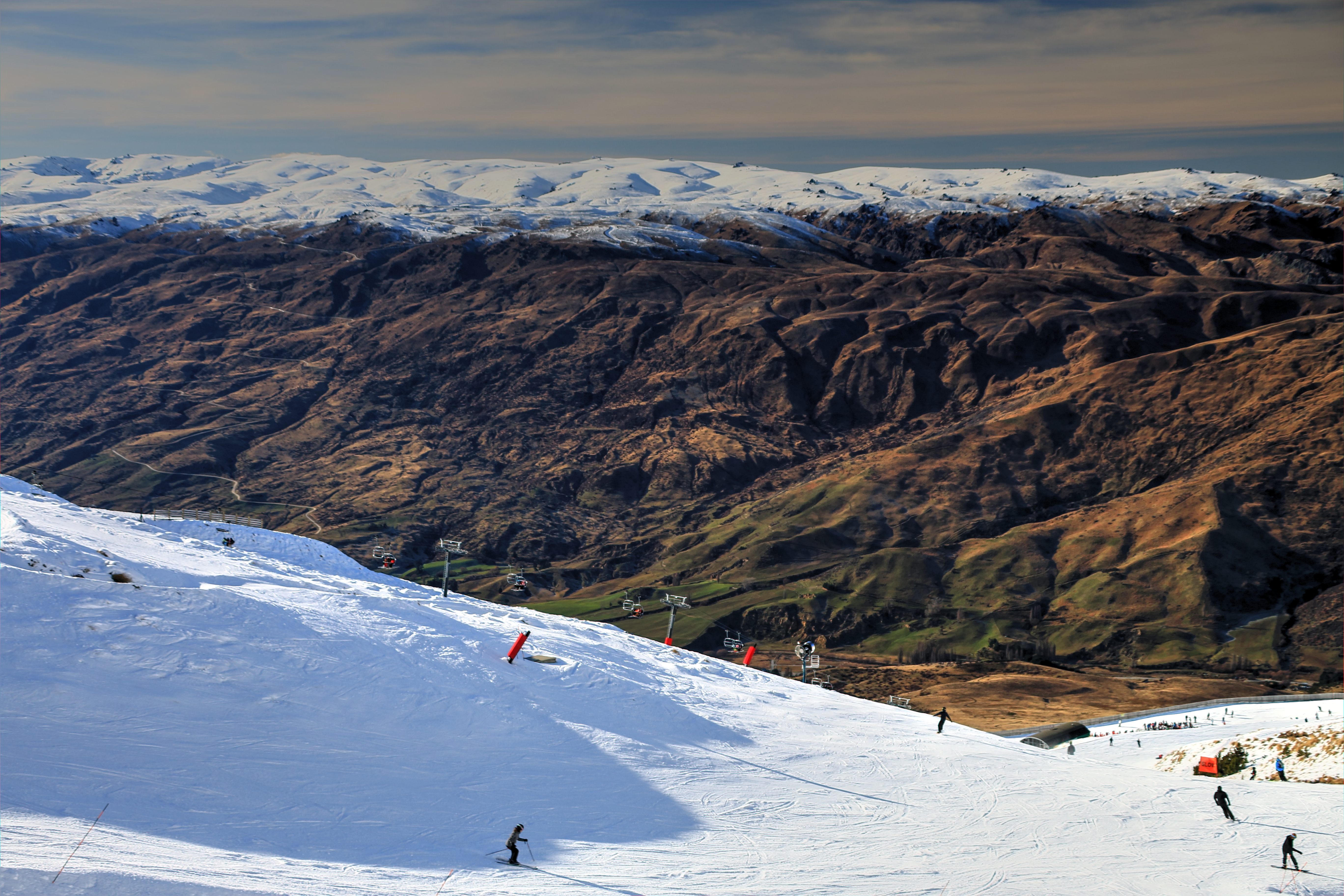 Síelők suhannak Cardronán, szemközti hegy a sífutók mekkája: Snowfarm . Fotó: Stánicz Balázs (Stani)