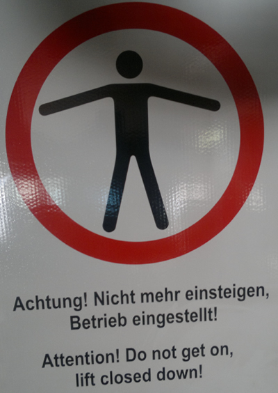 Nem a nyelvtudáson múlt, ez a tábla volt kitéve a lift bejáratánál