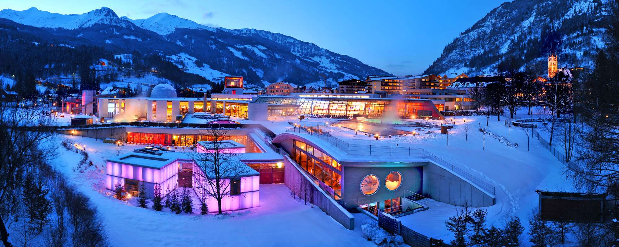 Az Alpentherme wellness részlege esténként izgalmas fényekben fürdik