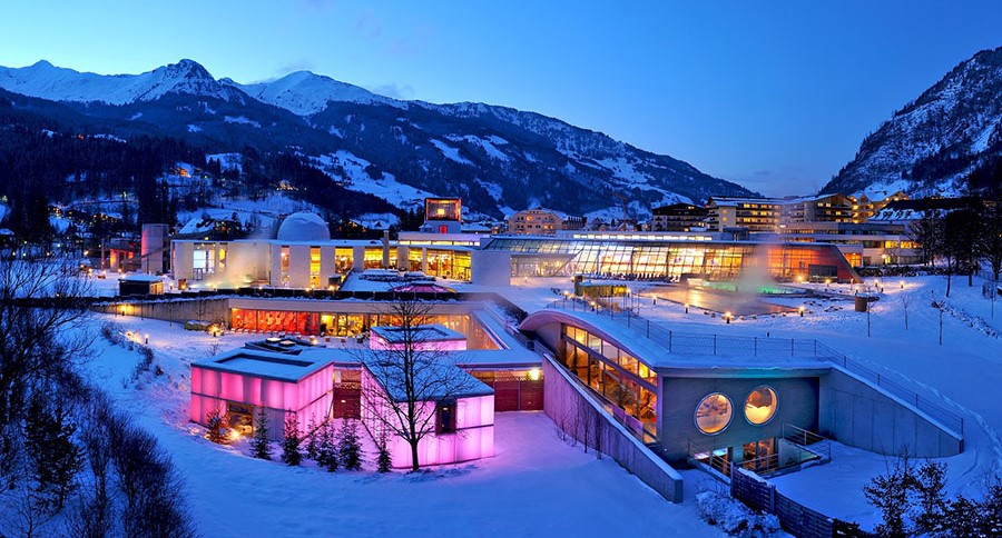 Az Alpentherme wellness részlege esténként izgalmas fényekben fürdik