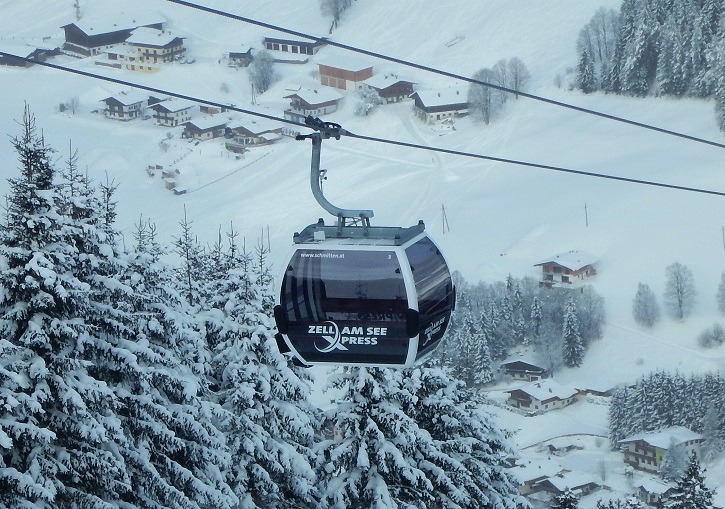 A tavaly megépült ZellamSeeXpress, háttérben a saalbachi völgy - fotó: powderhounds