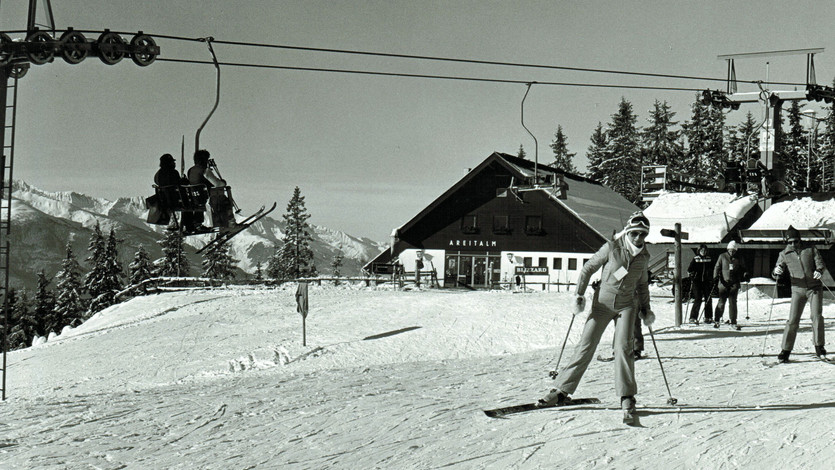 Az 1970-es években egy fapados duplaülésessel juthattunk fel oda, ahova idéntől bőrüléses, wifis kabinokkal - Fotó: Schmittenhöhebahn AG