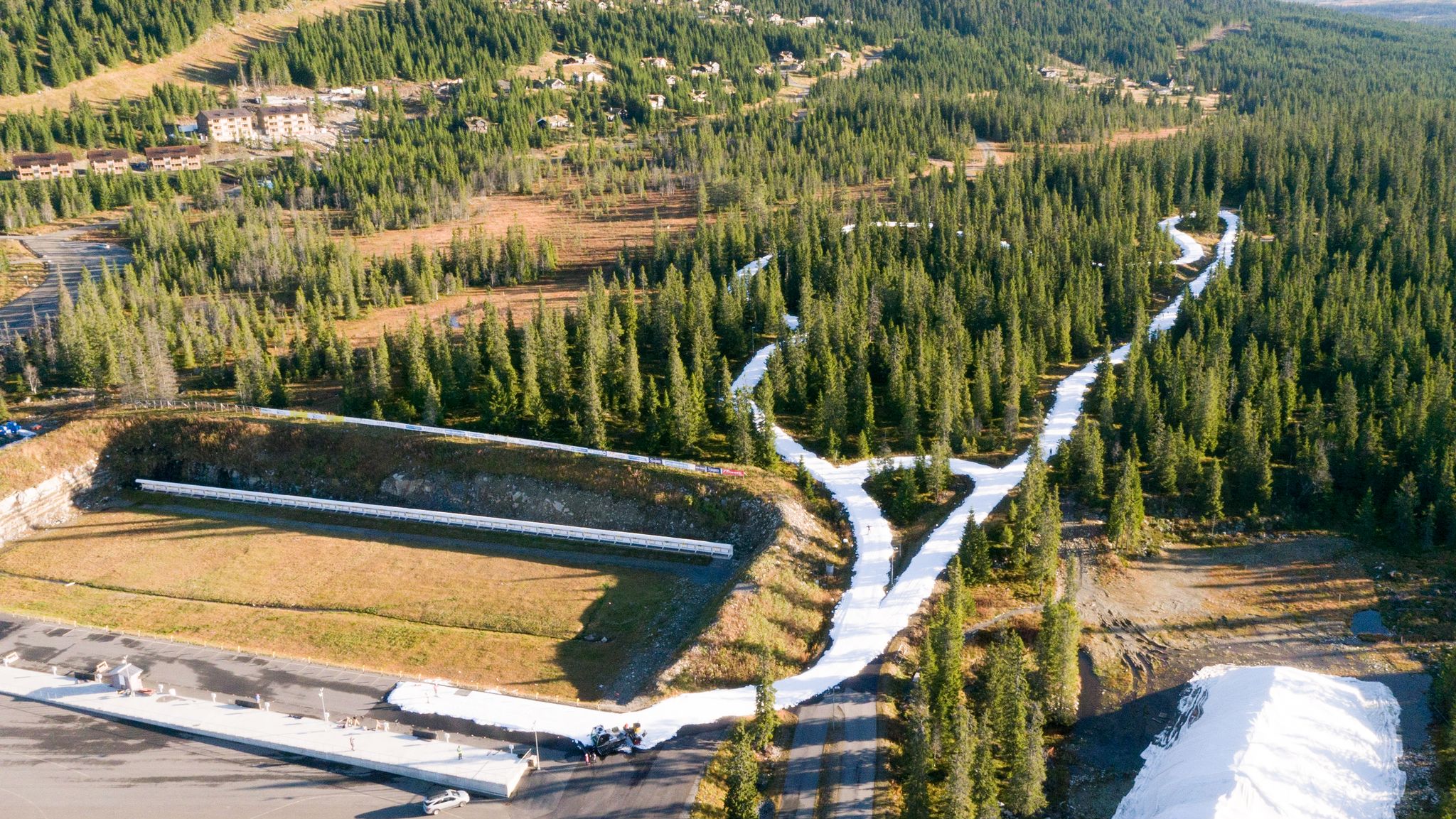 A jobb sarokban a már elkészített és letakart hó (Kép: Mono Media)