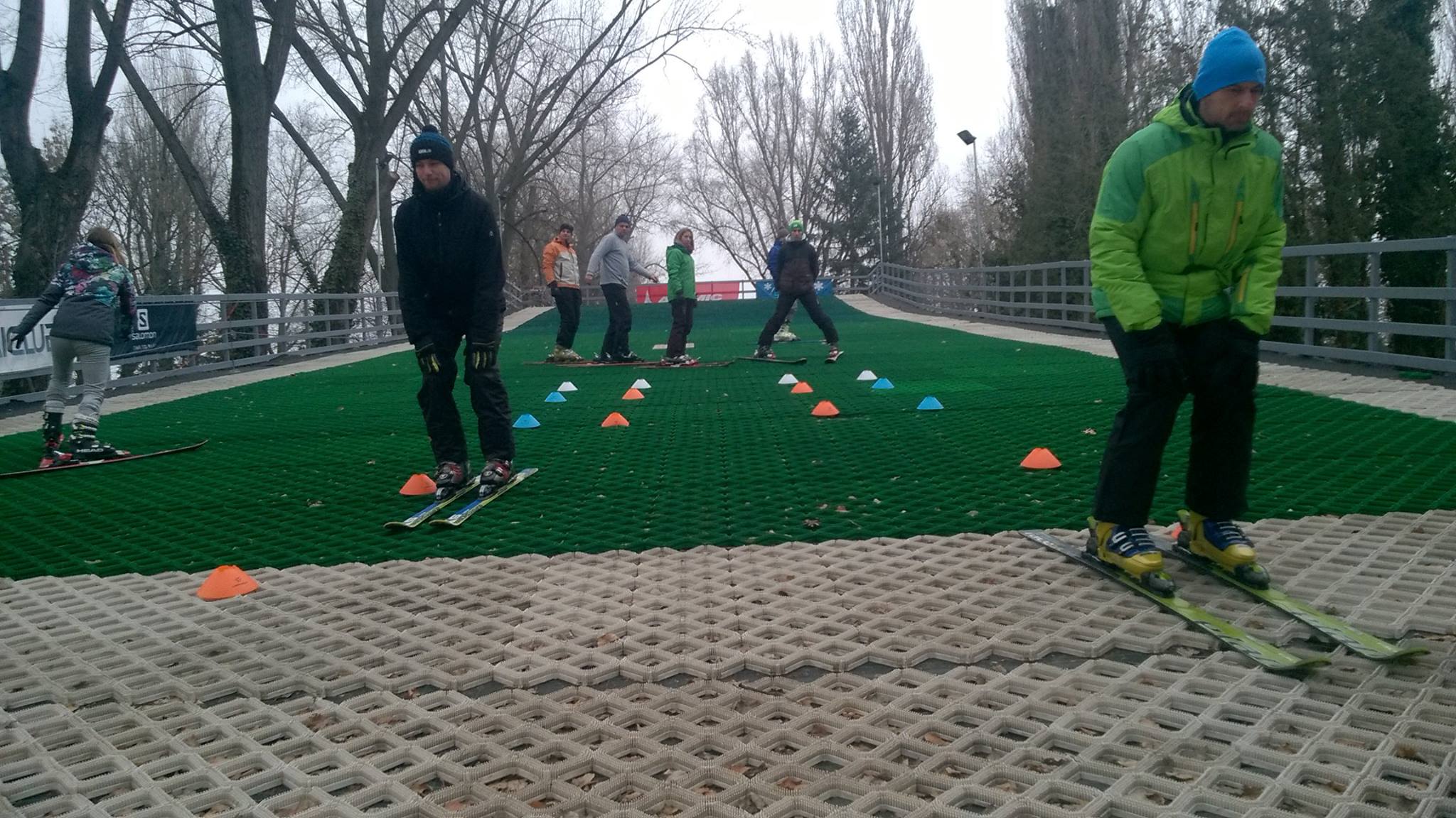 A gyakorlat egyik része 3 nap oktatás műanyagpályán