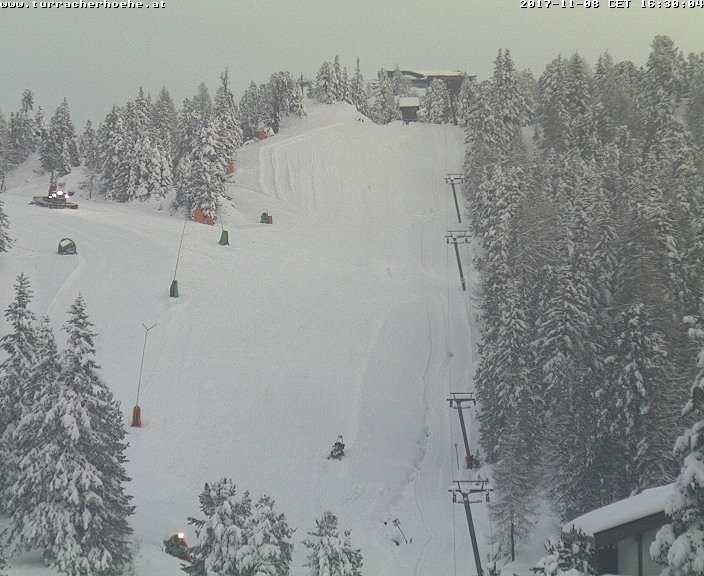 Készül a pálya, késő esti webkamara kép