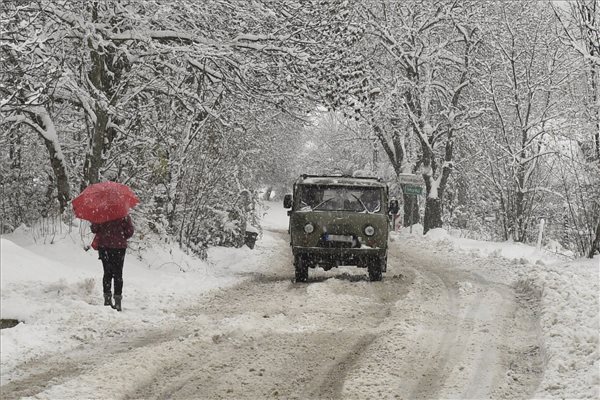 Teherautó a behavazott úton Pilisszentkeresztnél 2017. november 30-án. MTI Fotó: Máthé Zoltán