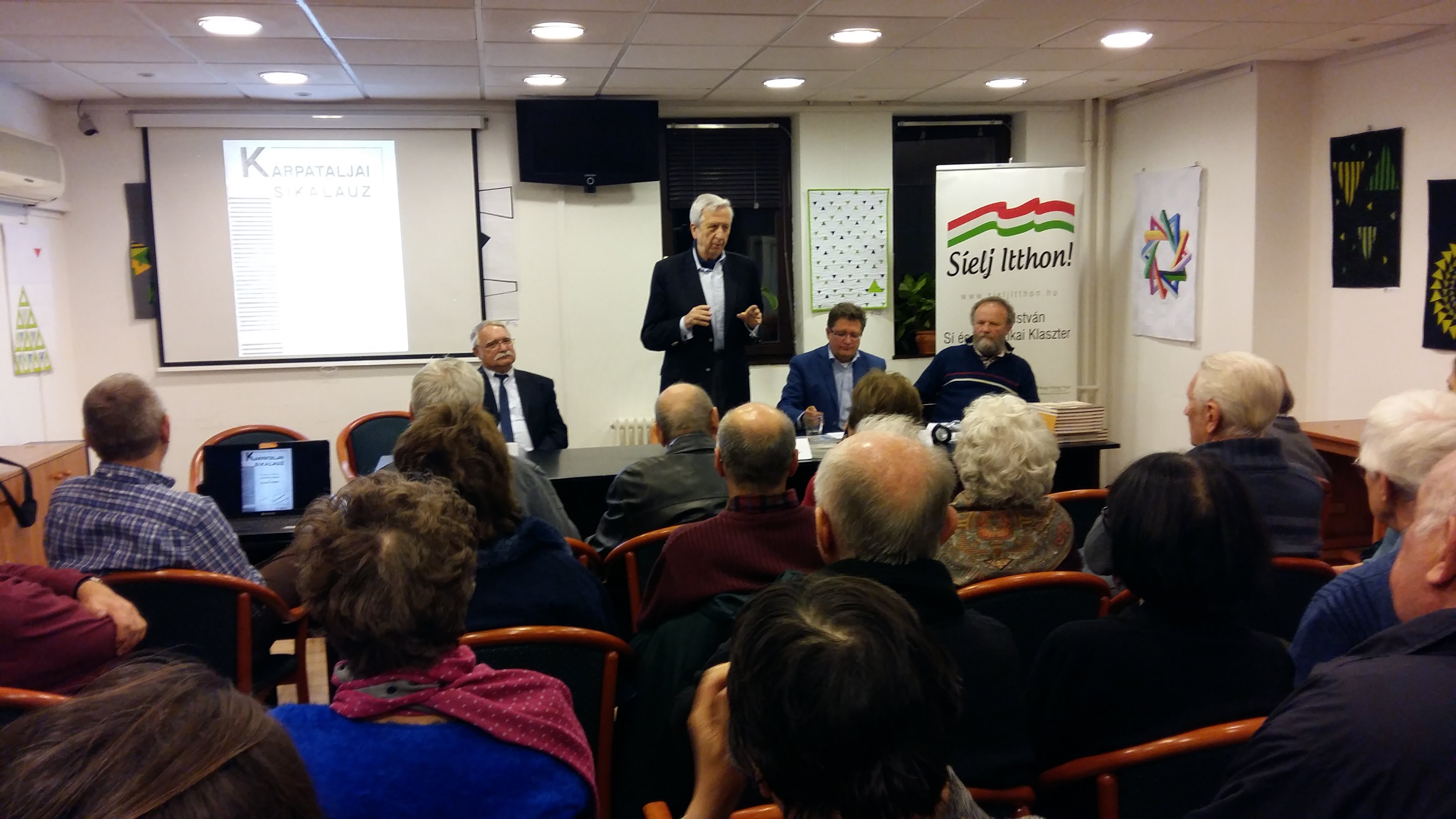 Jeszenszy Géza saját síélményeiről mesél a könyv bemutatóján, ahol a szerzők találkoztak a régi sportársakkal és az érdeklődökkel. Az est moderátora Fehér Gyula volt | fotó: sielok.hu