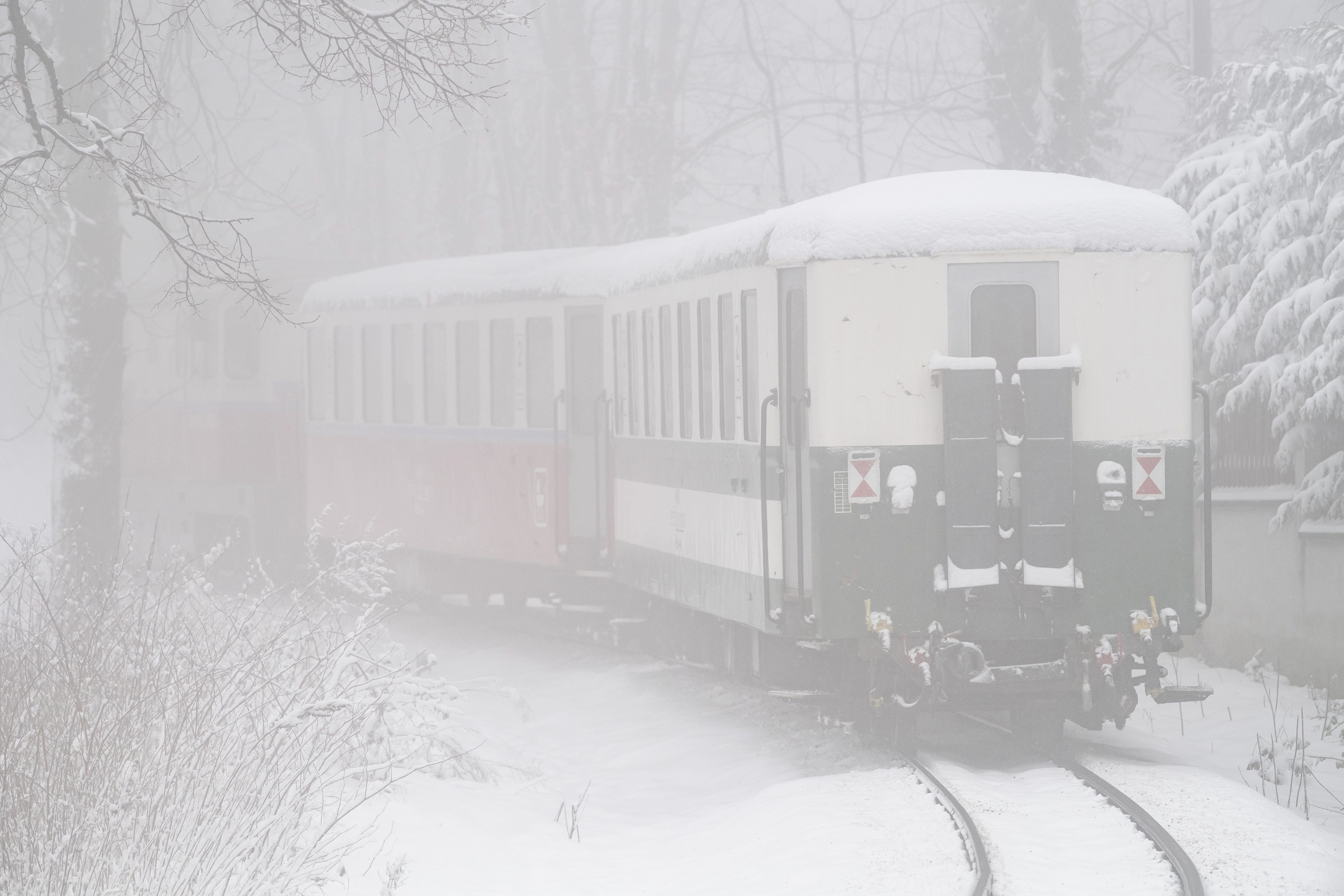 A Gyermekvasút közlekedik hóesésben a Normafánál. MTI Fotó: Szigetváry Zsolt