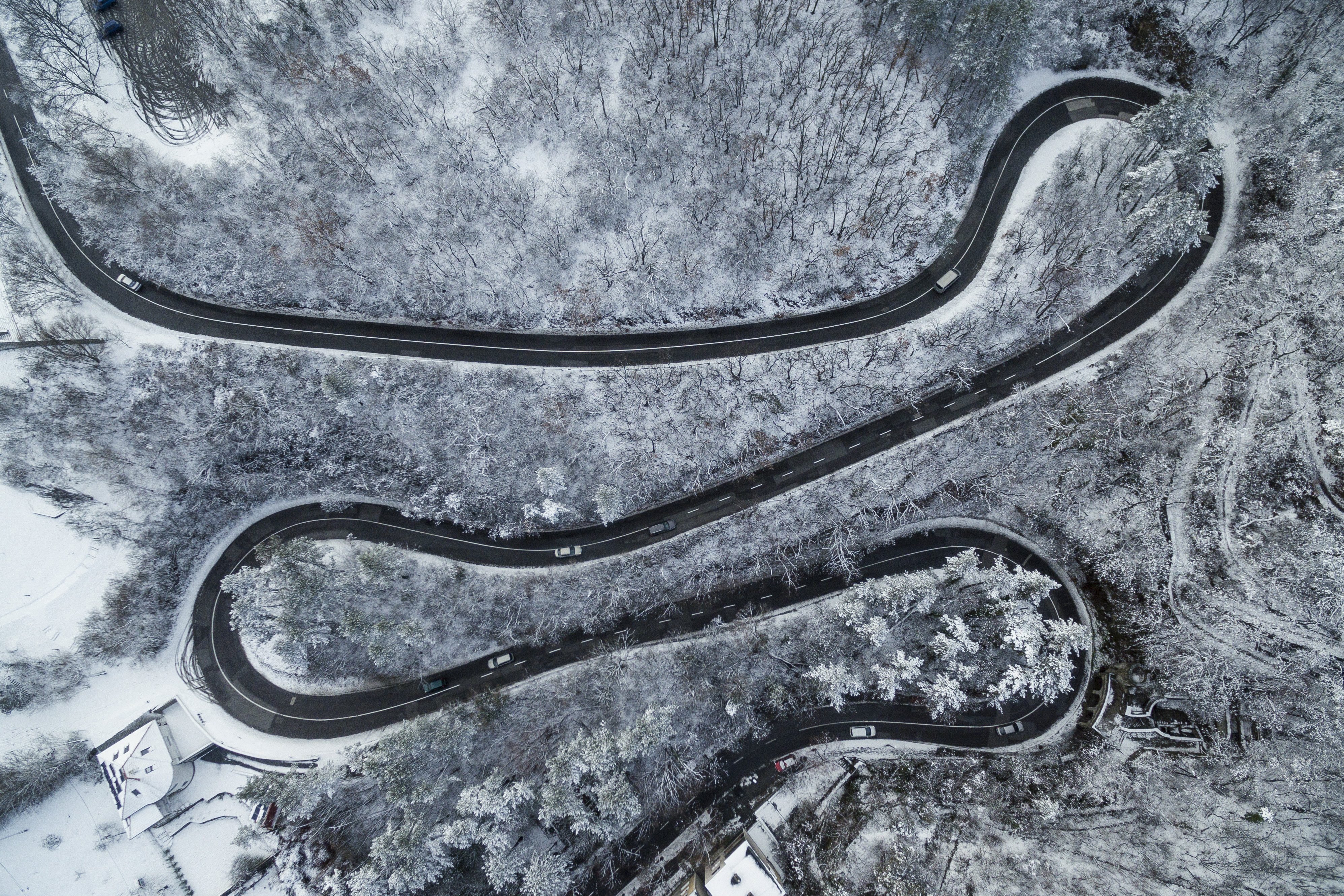 Autók haladnak a Hunyadi János utcán Pécsen, a behavazott Mecsekben 2018. február 3-án. MTI Fotó: Sóki Tamás