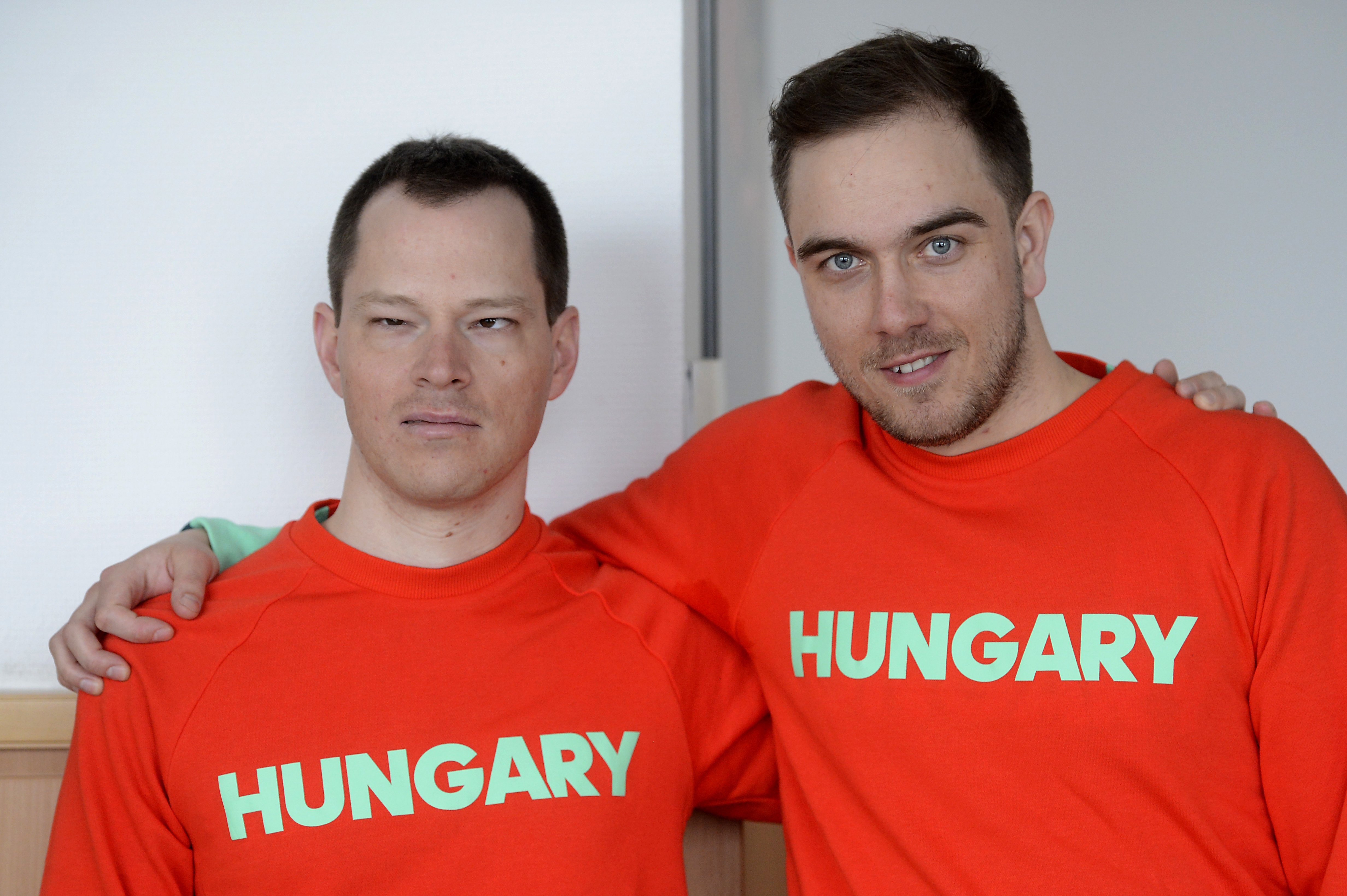 Balogh Zsolt látássérült alpesi síelő (b) és felvezetője (guide), Bocsi Bence. MTI Fotó: Soós Lajos