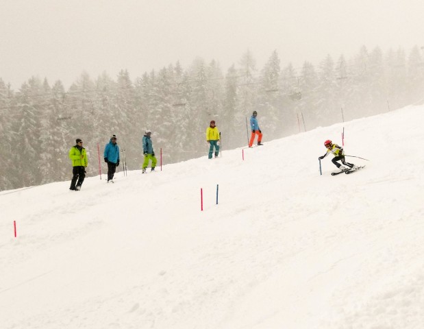A bajnokság második napján ködös idő, és 15 cm friss nedves hó.