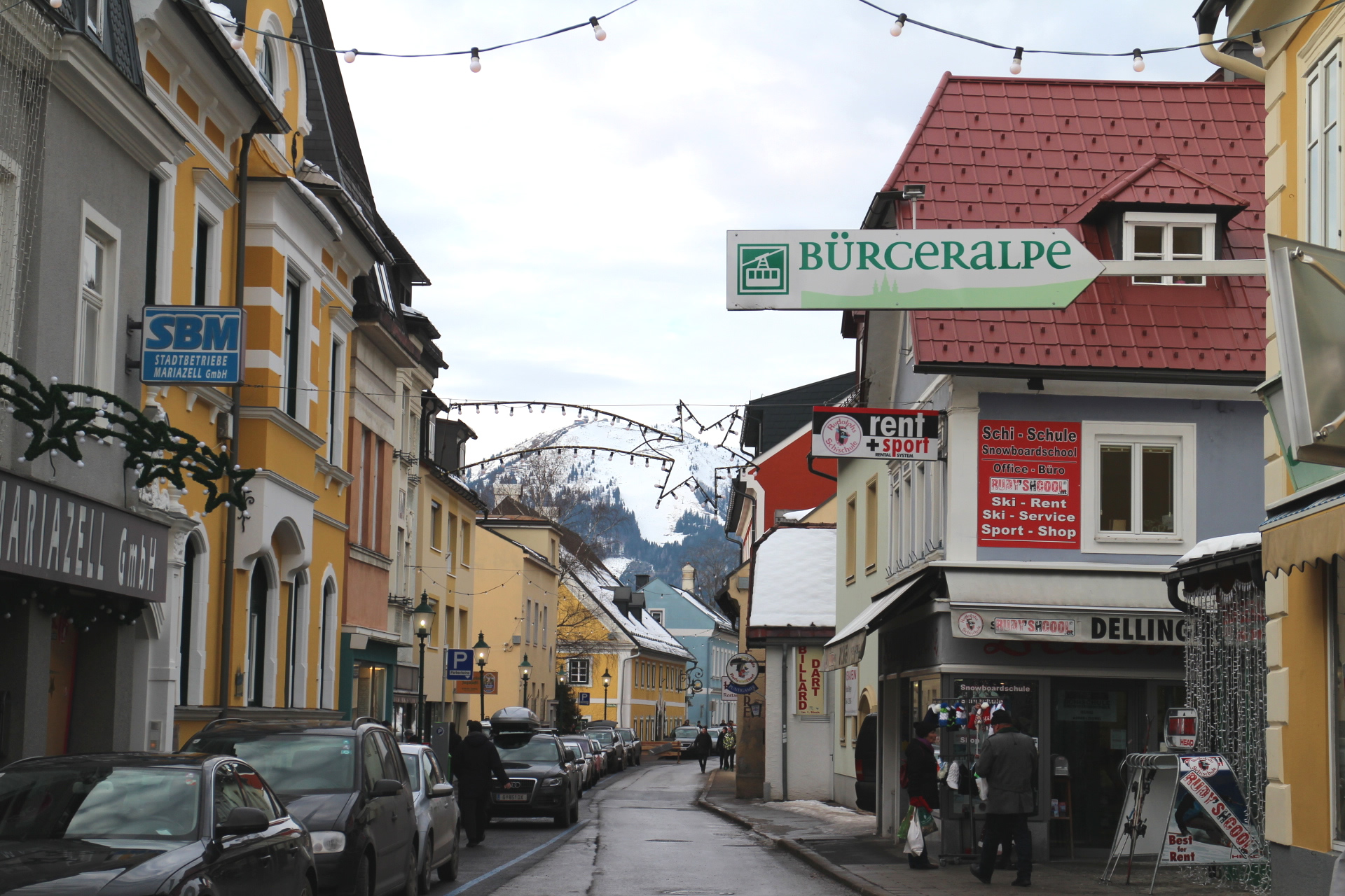 A kabinos a Wiener Straße lakóházainak szomszédságából indul | Fotó: Síelők.hu