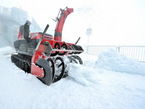 Géppel kell eltakarítani a havat Németország tetején júniusban