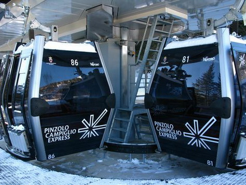 122 darab panorámakabin közlekedik majdnem öt kilométer hosszan