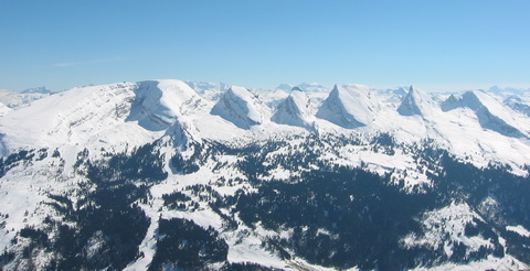 A környék gyönyörűen behavazott hegyei