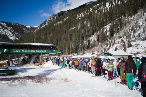 Szezonnyitás előtti sor Arapahoe Basin ülőliftje előtt