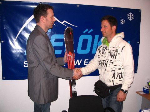 A nyertes február 24-én délután a sielok.hu szerkesztőségében vette át a vadonatúj  D2-t az Atomic magyarországi képviselőjétől.