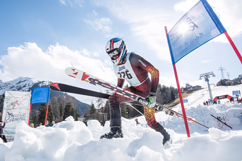 A verseny nemcsak lesiklásból áll, a síelőknek felfelé "gyalog" kell menniük
