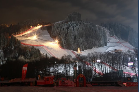 A pálya esti kivilágításban