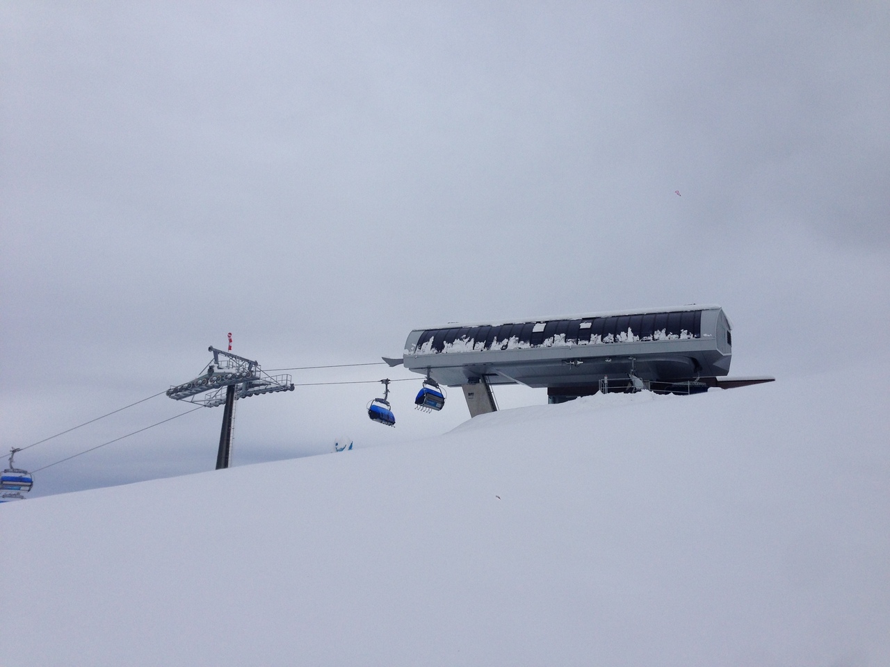 Novemberi hóban a hegyállomás