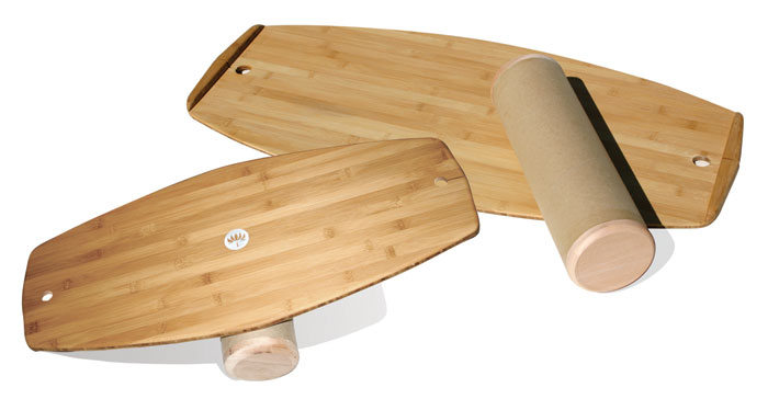 A hengerre helyezett deszkán egyensúlyozni igazi kihívás