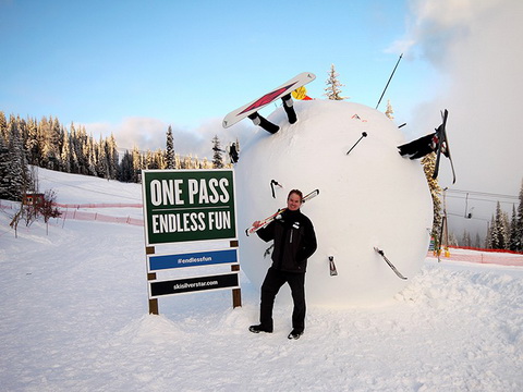 A hatalmas hógolyó, kiegészítve egy-két poénos tartozékkal