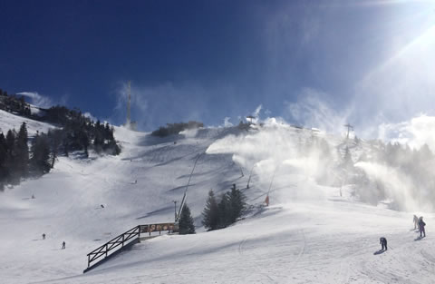 Dübörögnek a hóágyúk Krvavec lejtőin (forrás: Facebook)