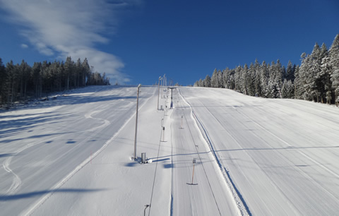 Friss hó a pályákon és napsütés Roglán