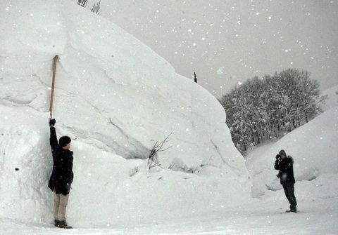Turisták készítik a fényképeiket (Kép: www.asahi.com)